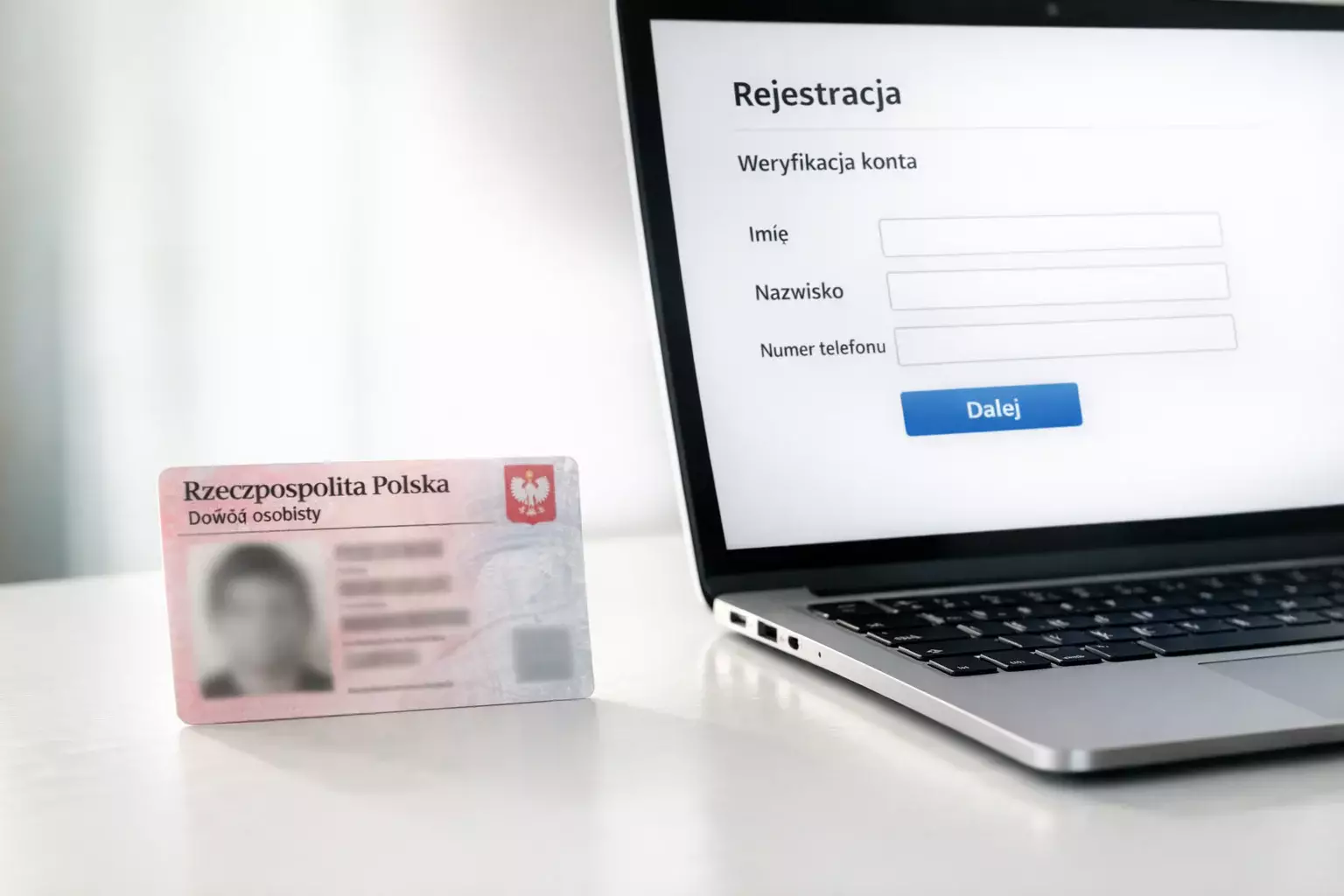 Dokument tożsamości obok laptopa podczas weryfikacji konta