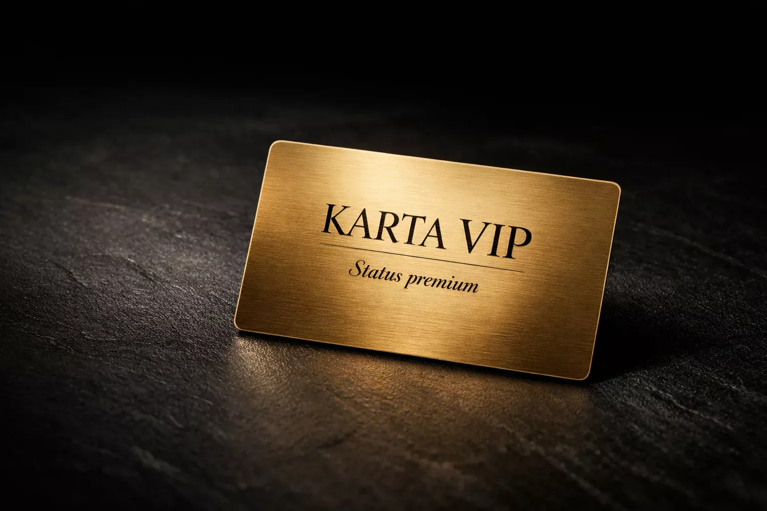 Złota karta VIP na eleganckim tle